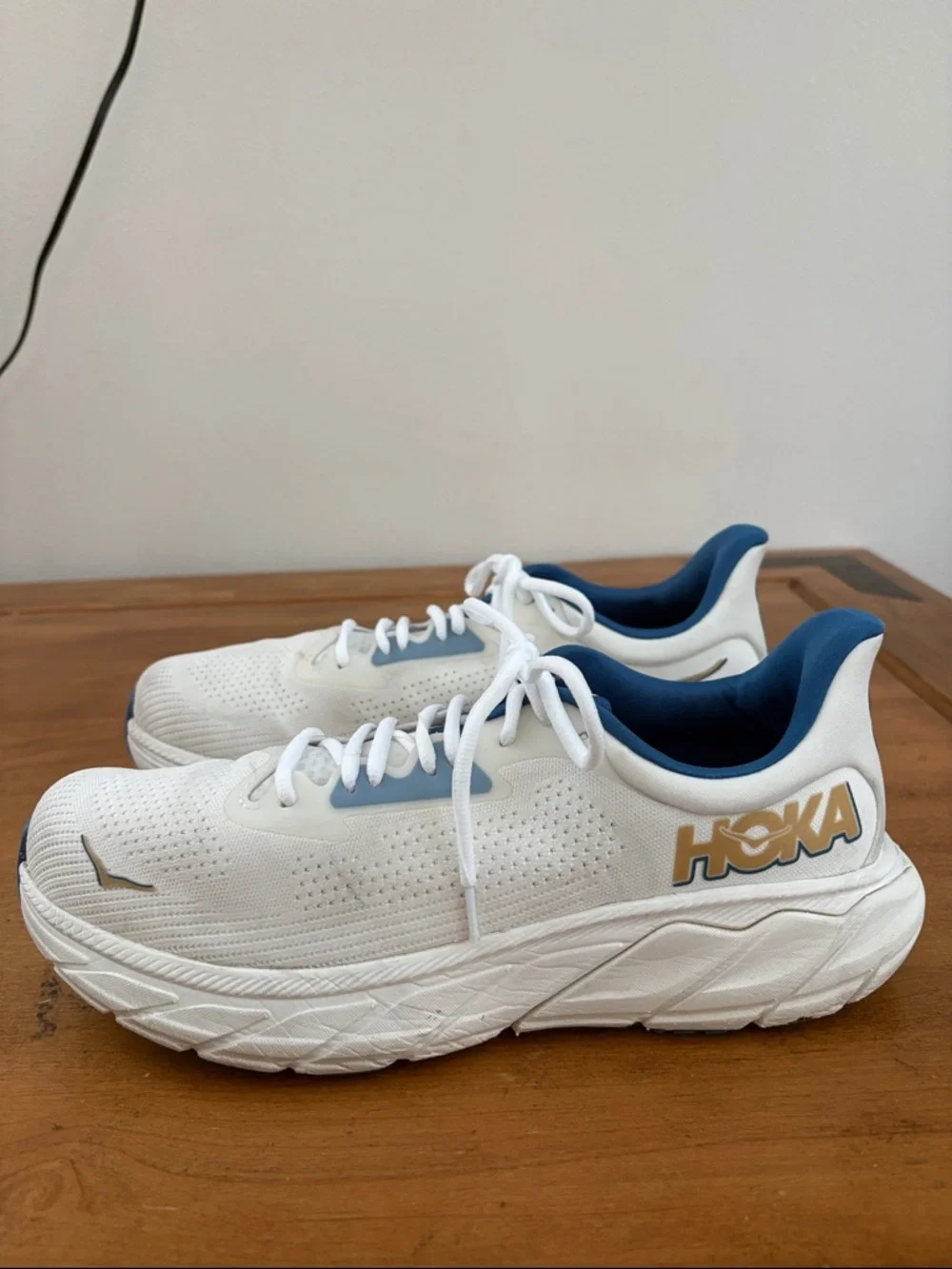Hoka Arahi 7 White and Blue Running Shoe Size 9.5